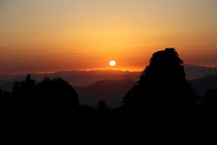 夕阳下的山峰剪影
