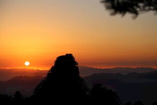 夕阳下的巍峨山峰