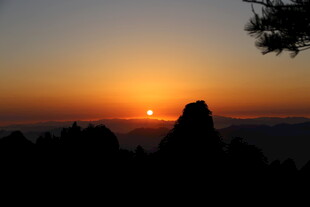 日落时分的壮美山峦景色
