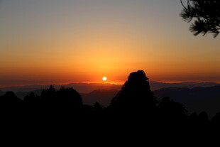 夕阳下的壮丽山峰景观