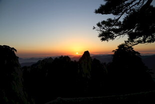 日落时分的山林美景