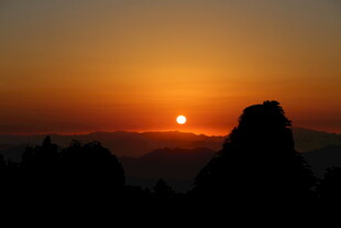 夕阳下的山峦剪影