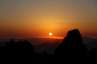 夕阳下的山峦剪影