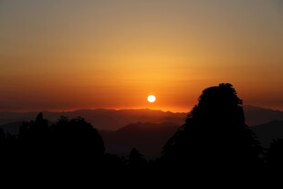夕阳下的神秘古建筑剪影