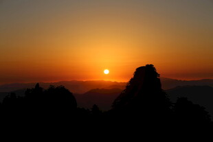 日出时分的壮丽山峦景色