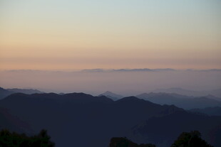 日暮山峦间美景