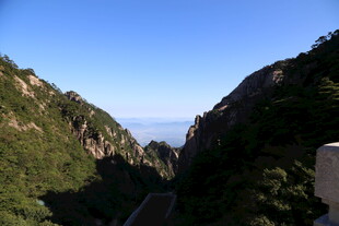 青山对峙间的壮阔景致