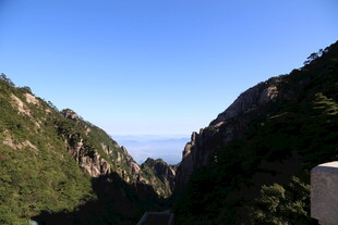 壮丽山景 峡谷间蓝天映衬