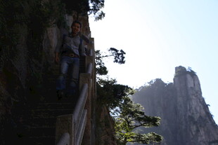 悬崖栈道上的壮丽山景