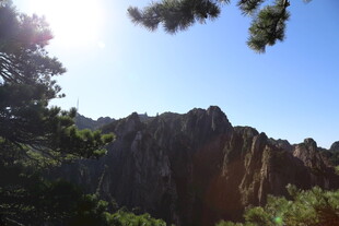 阳光照耀下的壮丽山景