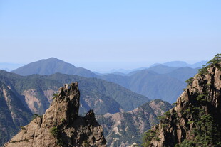 壮丽山景 巍峨奇峰入云端