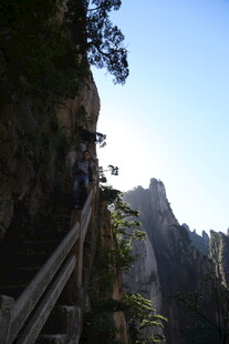 山间栈道 领略壮美风光