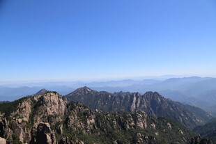 壮丽山景 蓝天映衬下的峰峦