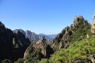 壮丽山景 绿意盎然的峰林