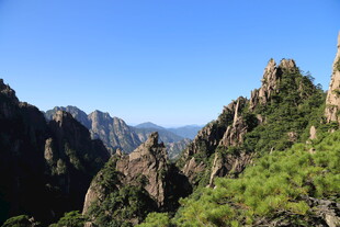 壮丽山景 绿意盎然的奇峰