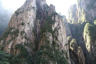 巍峨险峻的壮丽山峰