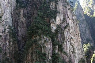 陡峭嶙峋的壮丽山壁