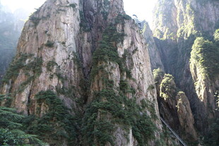 巍峨险峻的壮丽山峰