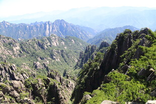 壮丽山景 绿意盎然的峰峦