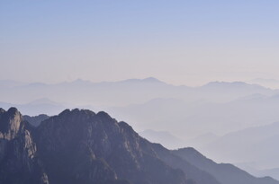 壮丽山峦 云海中的巍峨之景