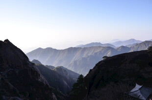 壮丽山景 云雾缭绕的峰峦