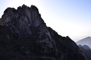 巍峨山峰 尽显自然壮美