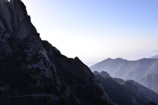 壮丽山景 日出时分的巍峨峰峦