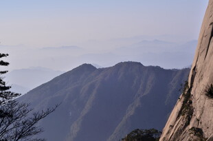 巍峨山峦间的壮丽景致