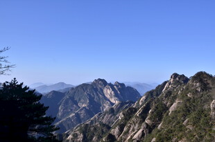 巍峨群山蓝天相伴