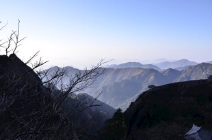 山峦雾霭中的壮阔山景