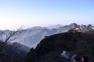 山巅风光 远眺连绵山脉
