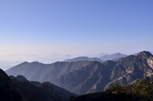 壮丽山景 蓝天映衬巍峨群山