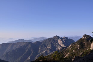 巍峨山峦 蓝天映衬壮丽景