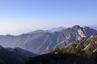 壮丽山景 云雾缭绕山峦