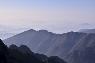 壮丽山峦 云海中的自然景观