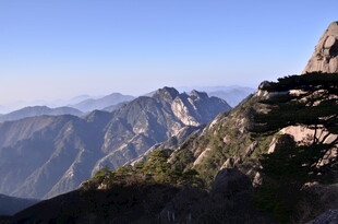巍峨山峦间的壮丽风光
