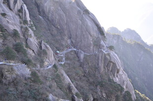 山间蜿蜒的险峻盘山公路