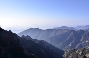 壮丽群山 蓝天映衬美景