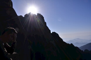 日出照耀巍峨山峰