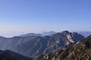 壮丽山景 蓝天映衬巍峨峰