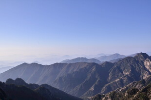 壮丽群山 蓝天映衬美景