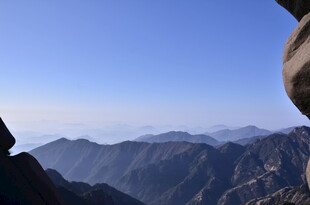 俯瞰连绵山脉壮丽景观
