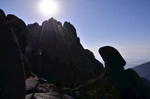 日出下的巍峨山峰