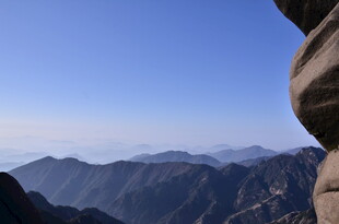 山巅远眺壮丽山峦景色