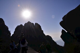 日出时分的壮丽山峰景色