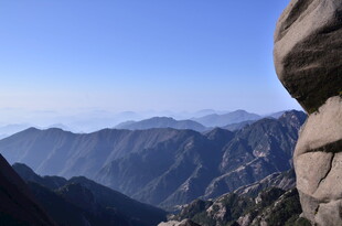 巍峨山峦远眺壮阔美景