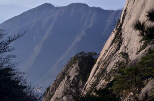 巍峨山峰壮丽自然景观