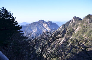 壮丽山景 巍峨山峰入云端