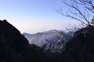 山间晨景 朦胧山脉初晓