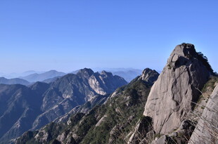 巍峨山峰壮丽景致